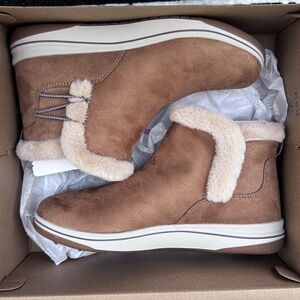 NEW! Clark’s Cloudsteppers Breeze faux Fur booties, size 8 women’s